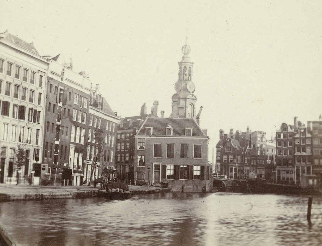 Zicht op de munttoren in Amsterdam en de nabij gelegen omgeving, anoniem, Andries Jager, ca. 1860 - ca. 1870